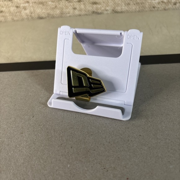 NEW ERA BLACK AND GOLD HAT CLIP - Picture 2 of 7